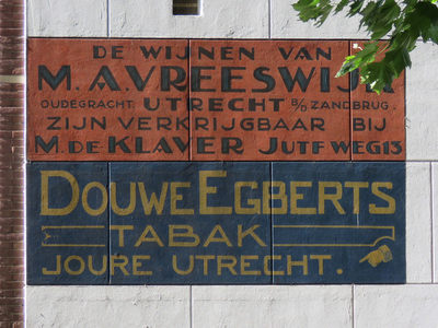 833632 Afbeelding van twee gerestaureerde muurreclames (van M.A. Vreeswijk-Wijnen en van Douwe Egberts-Tabak), op de ...